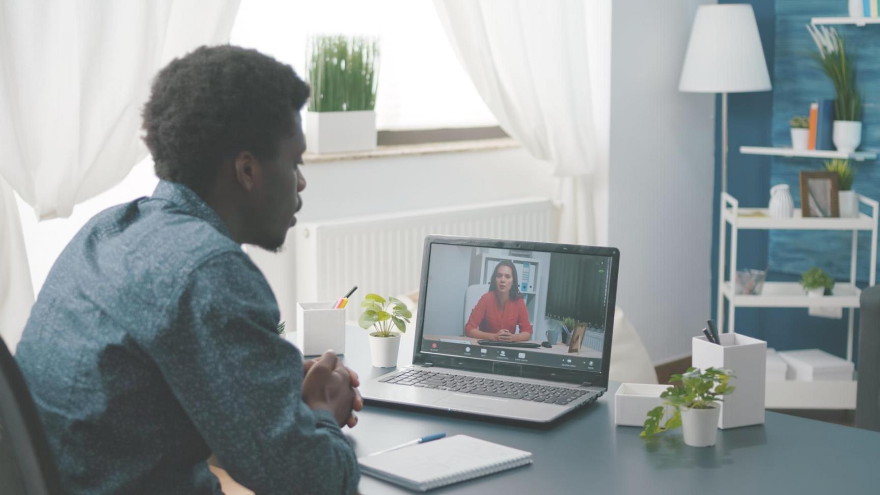 Espace de travail de montage vidéo professionnel