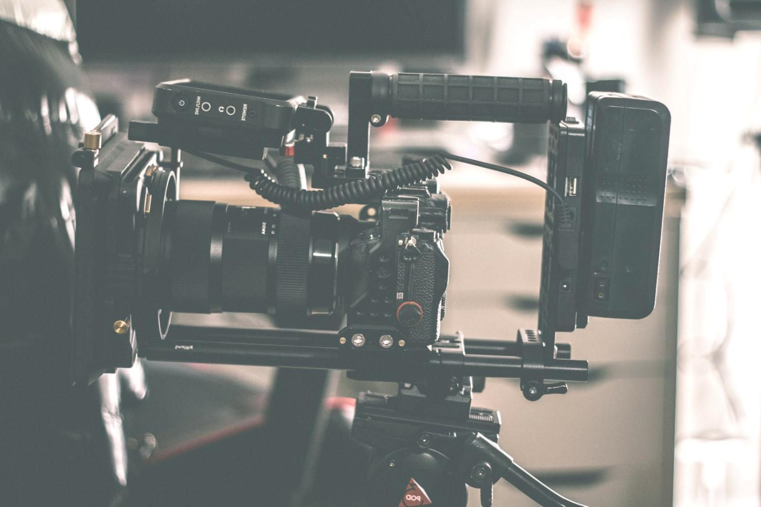 Studio de formation en montage vidéo avec équipement professionnel