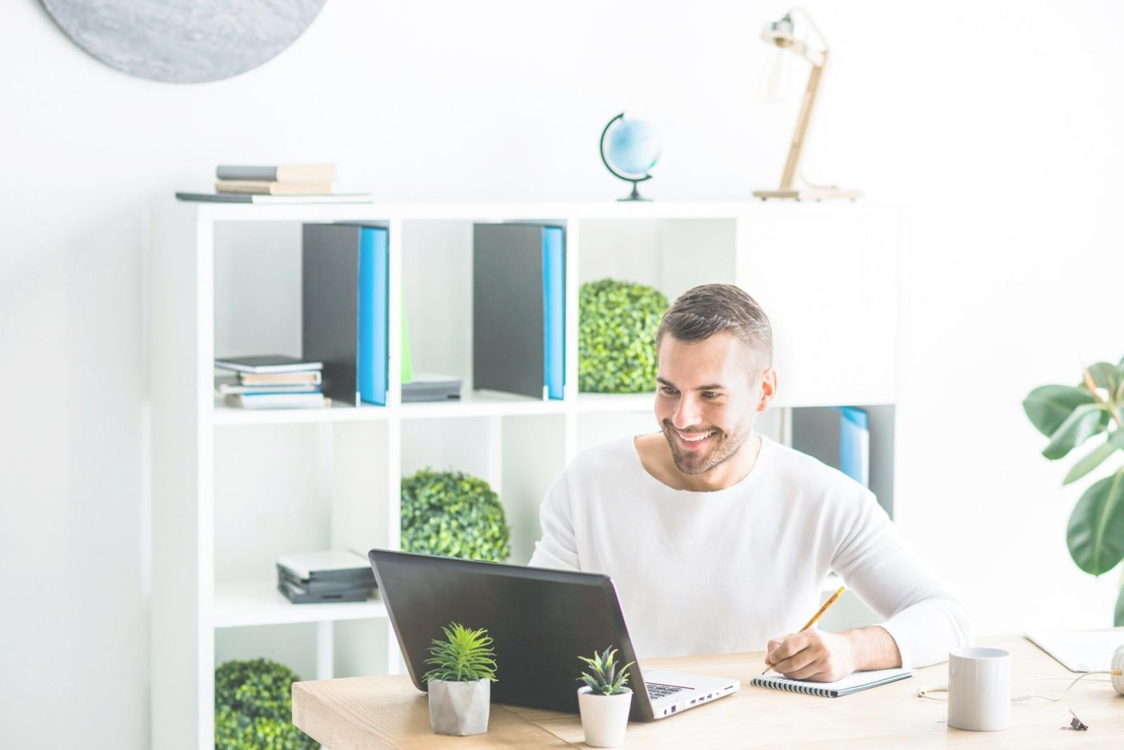 Poste de travail professionnel de montage vidéo